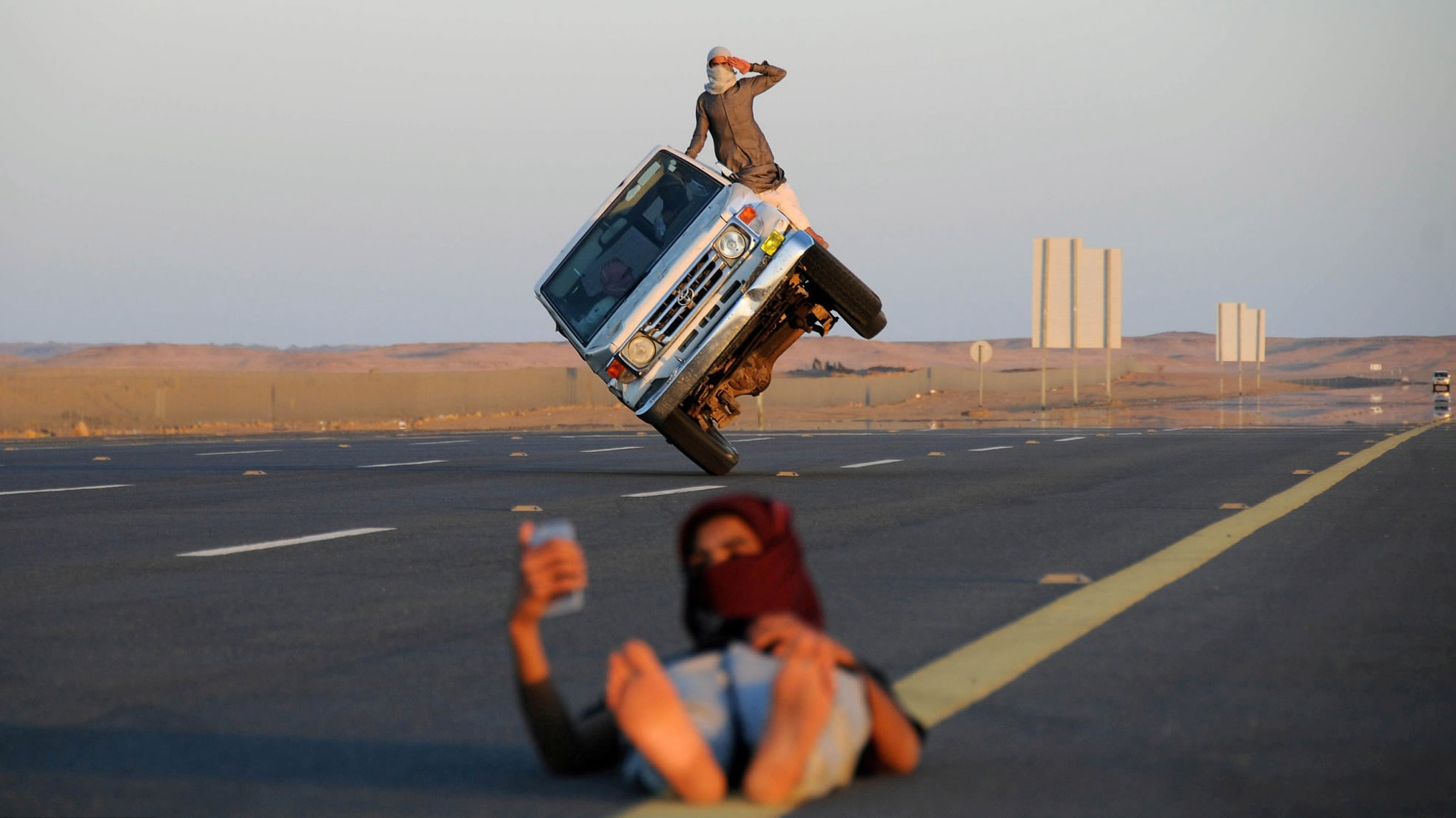 السير على عجلتين.. كيف وما مدى خطورته؟ %D8%A7%D9%84%D8%B3%D9%8A%D8%B1%20%D8%B9%D9%84%D9%89%20%D8%B9%D8%AC%D9%84%D8%AA%D9%8A%D9%86