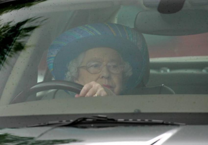 الملكة اليزابيت تقود سيارتها