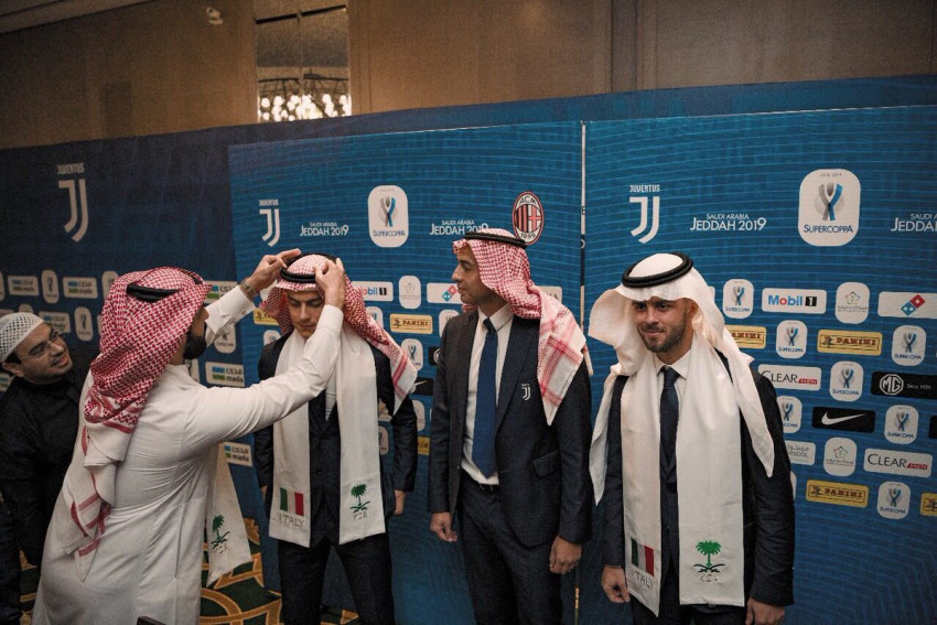 مشاهير كرة القدم بالزي الخليجي