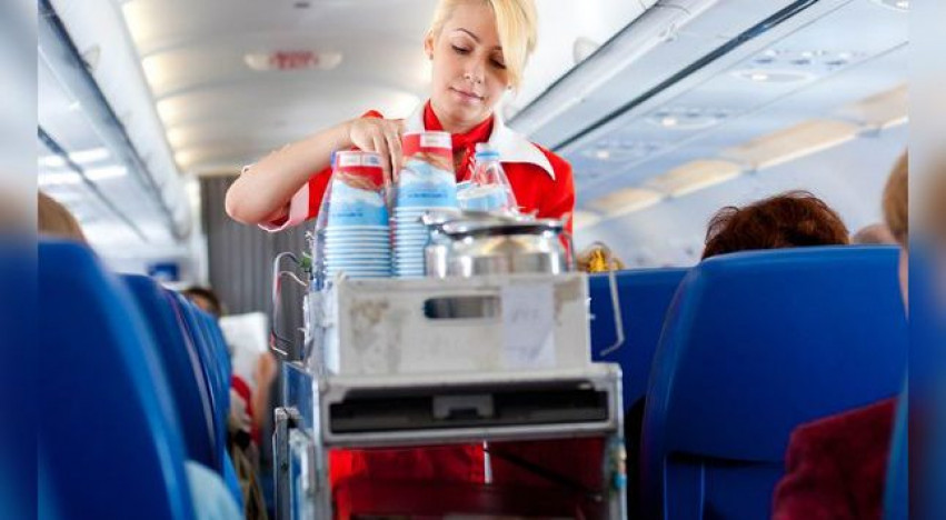 تقارير تحذر من تناول المشروبات الساخنة على الطائرة 646x355