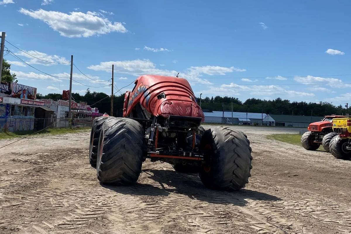 الوحش يقطع كابل الكهرباء