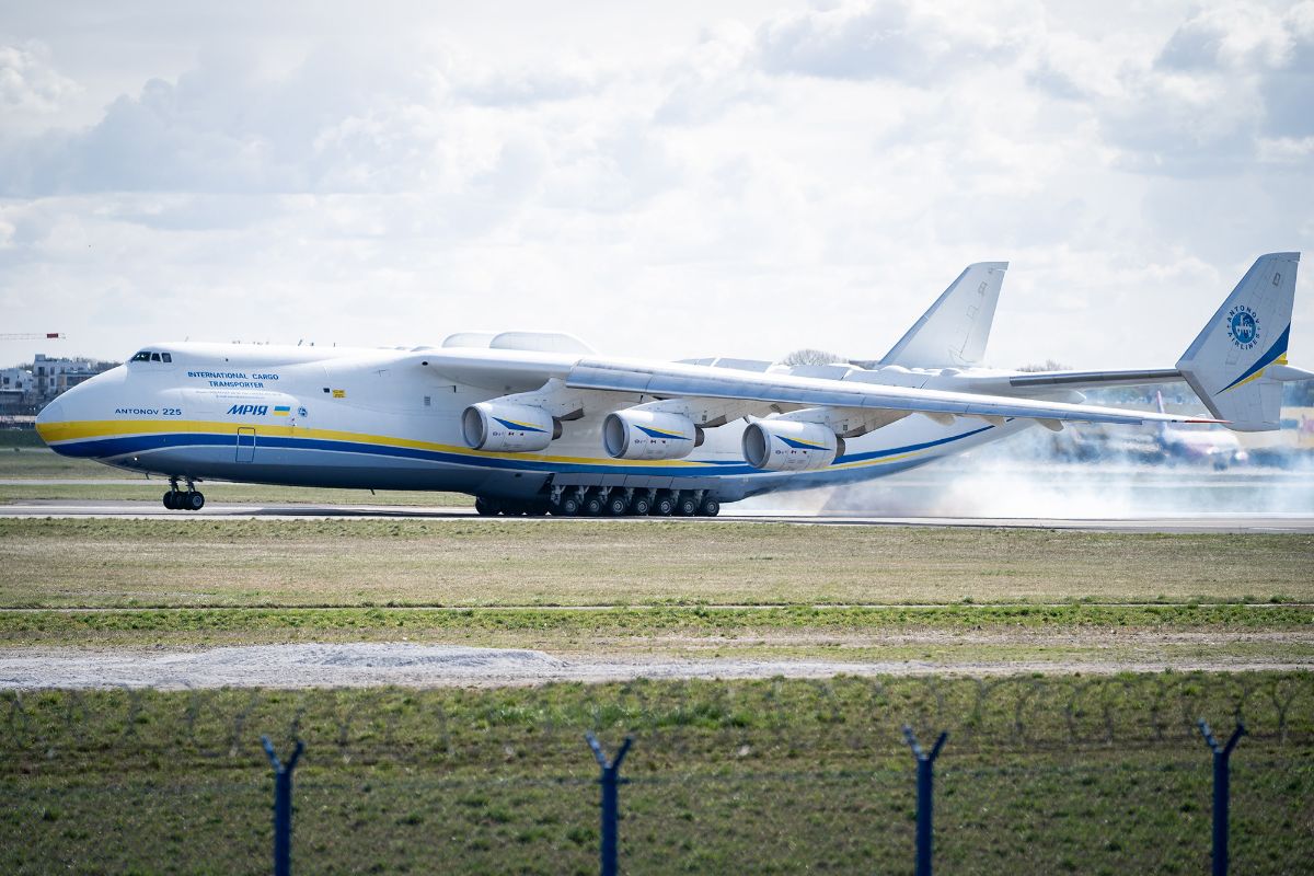 اكبر طائرة في العالم أنتونوف إيه أن 225 من الجانب