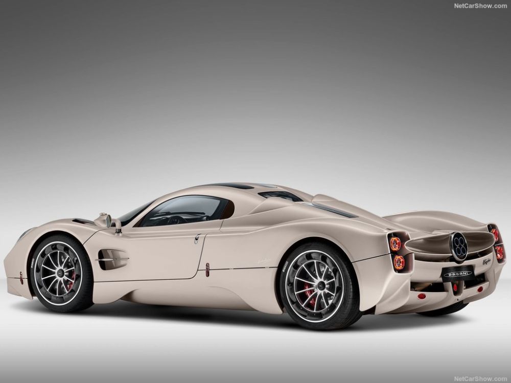 باجاني يوتوبيا 2023 من الخلف