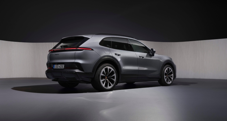 بورشه كايين كهربائيو اداء 