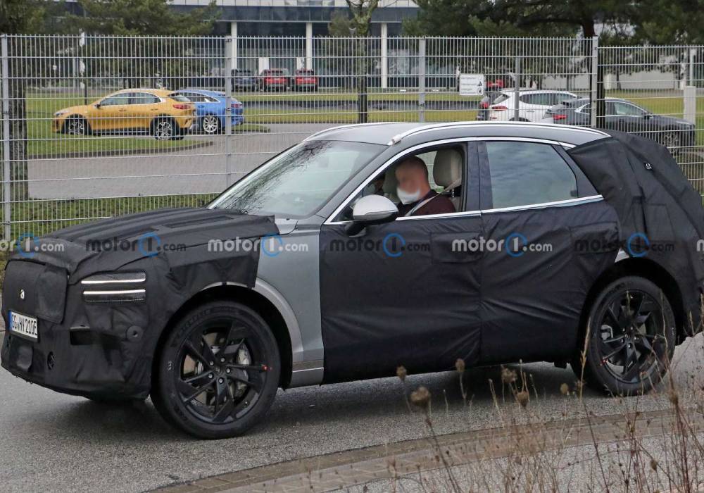 جينيسس GV70e من الجانب