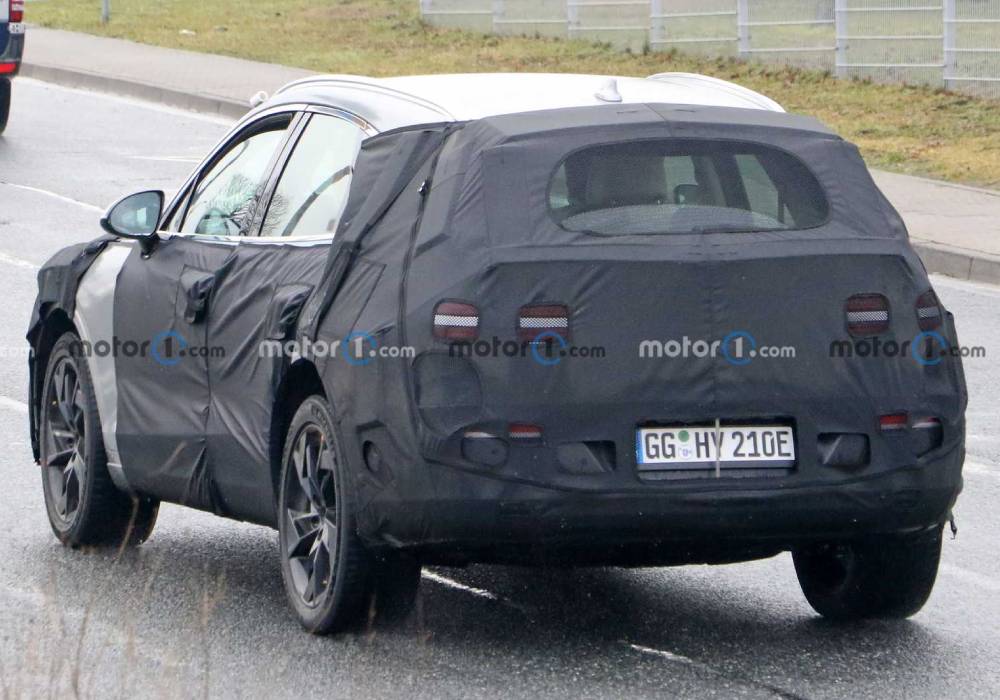 جينيسس GV70e من الخلف