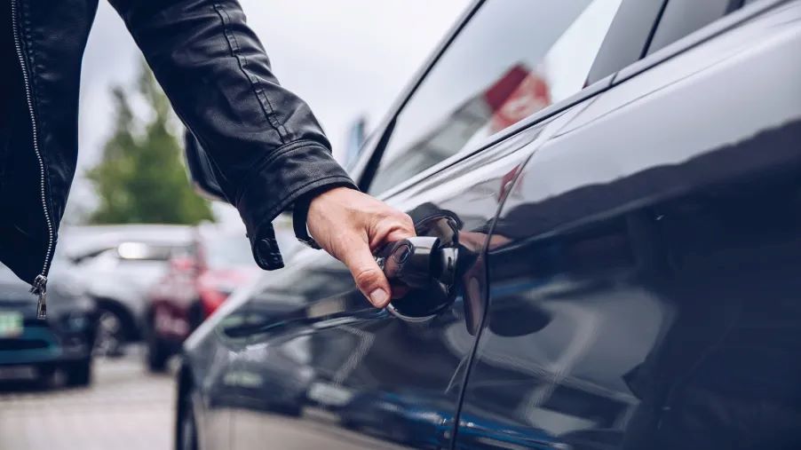 سرقة السيارة