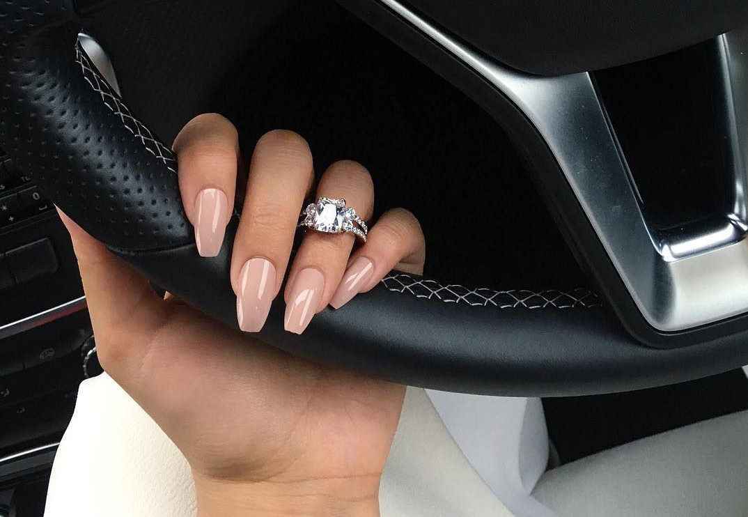 الأظافر الطويلة