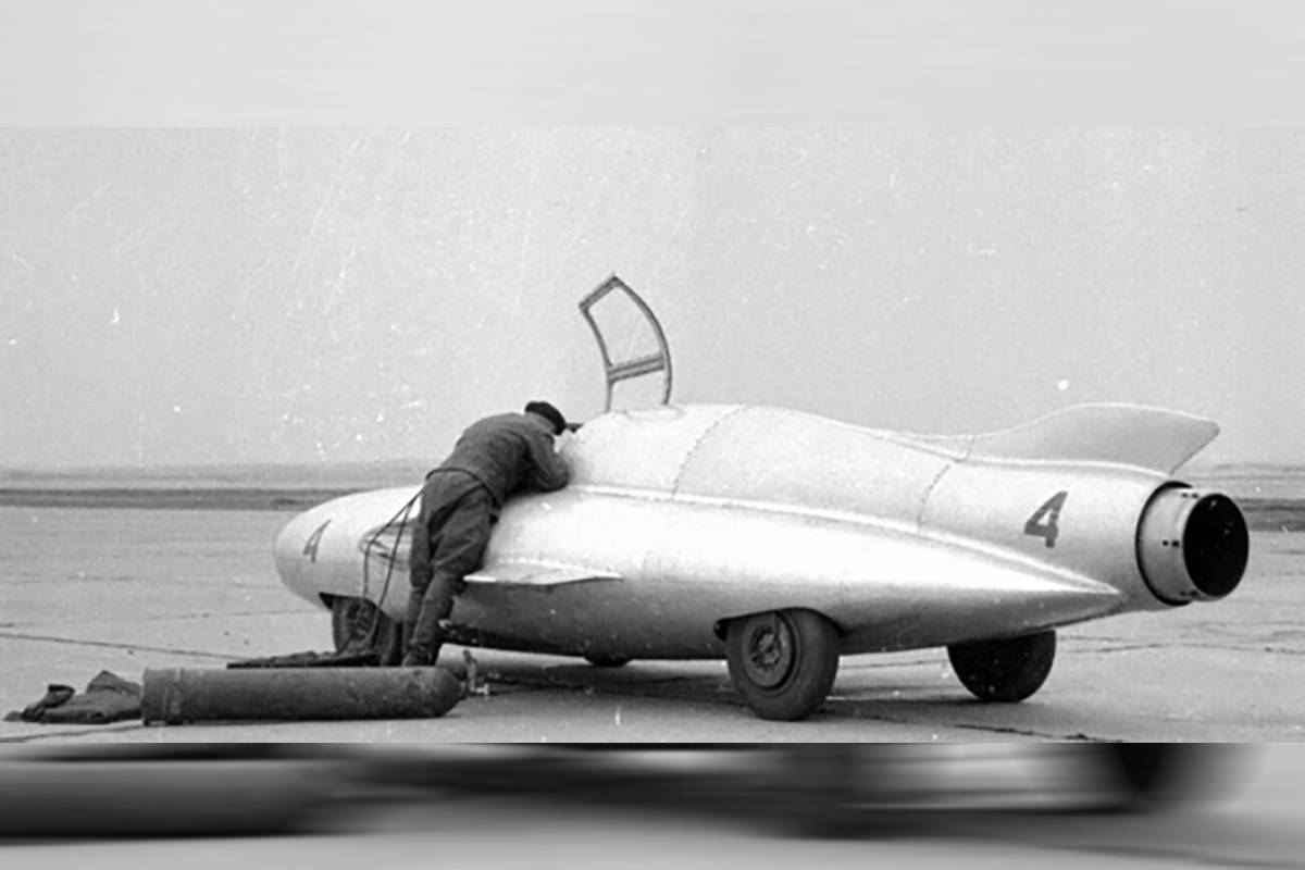 سيارة نفاثة