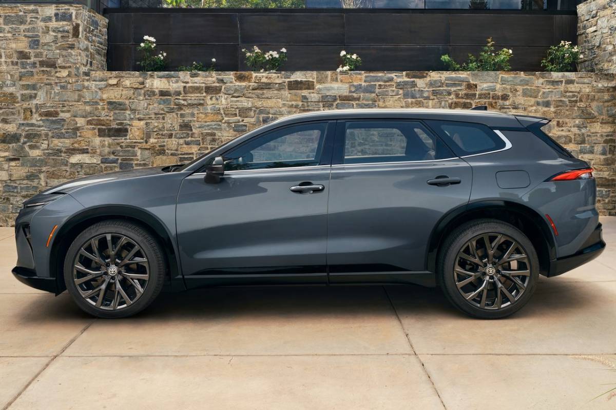 تويوتا كراون سيغنيا 2025