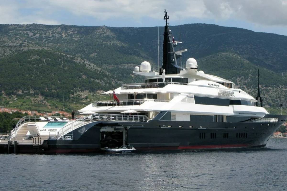 يخت الفا نيرو