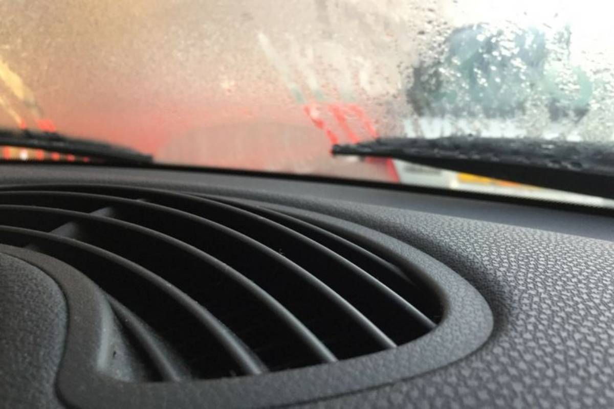 زجاج السيارة