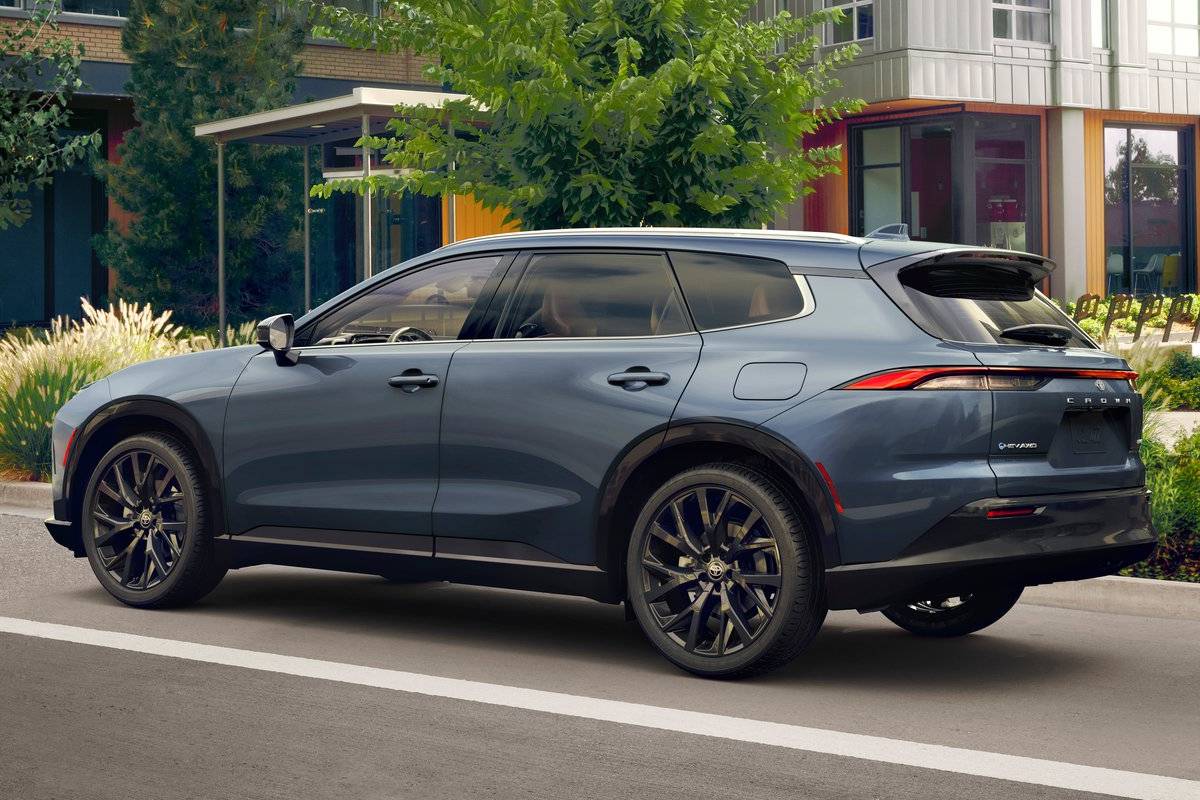 تويوتا كراون سيغنيا 2025