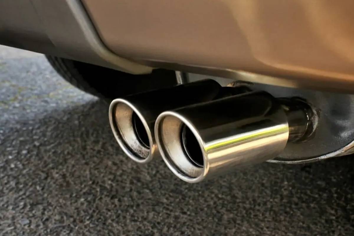 عادم السيارة