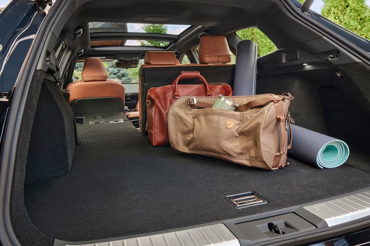 تويوتا كراون سيغنيا 2025