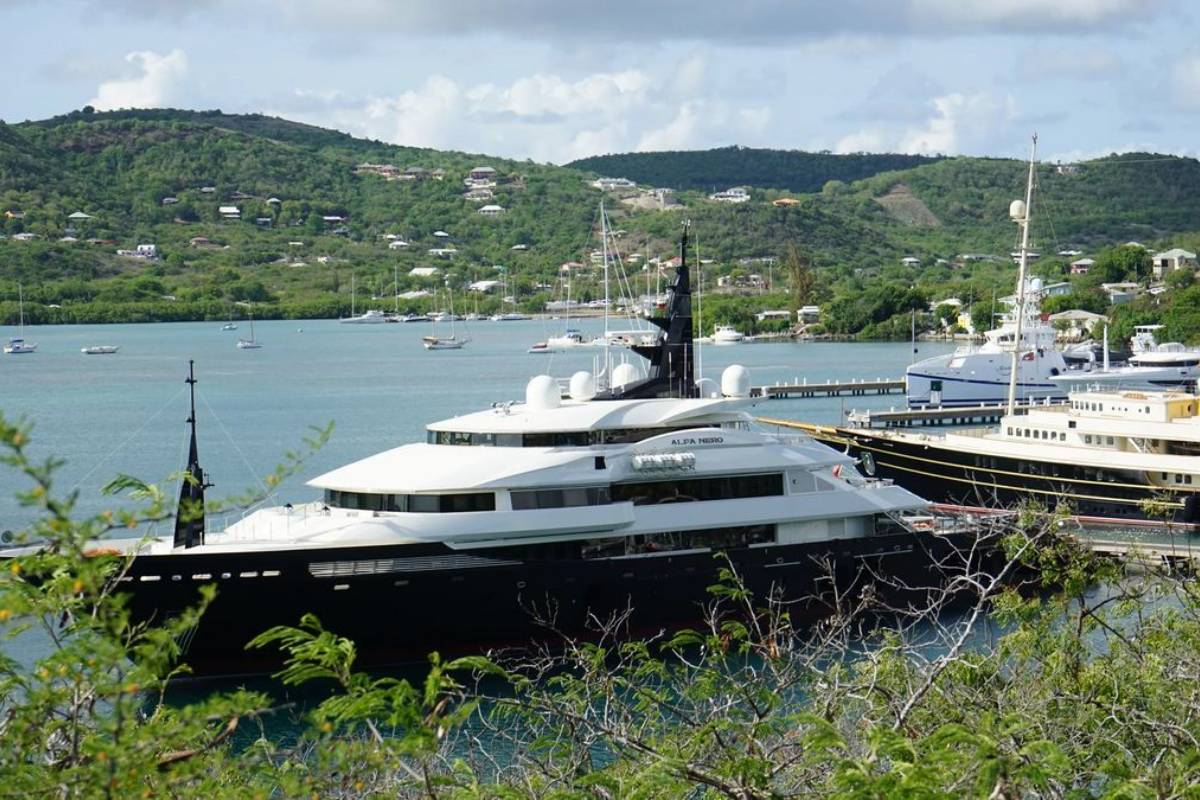 يخت الفا نيرو