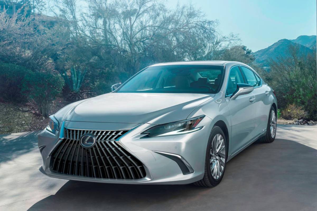 لكزس اي اس 2023