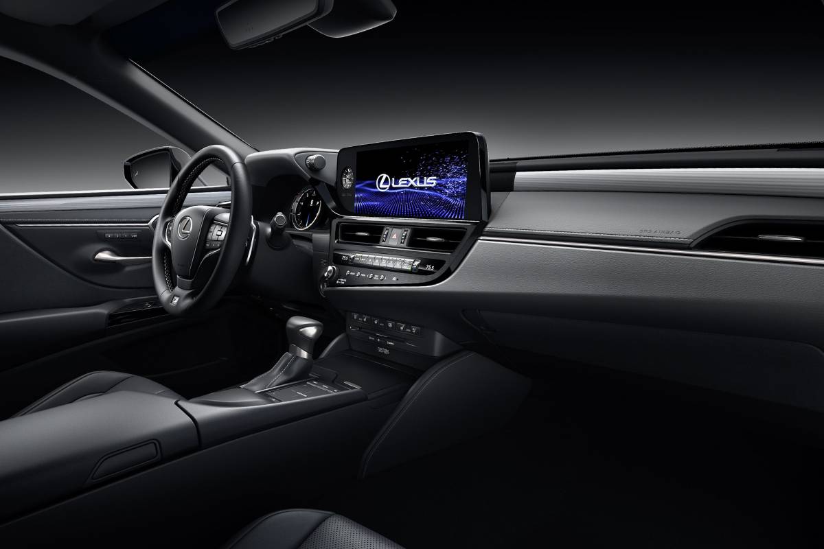 لكزس اي اس 2023