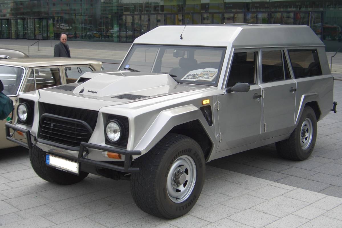 لامبورجيني أل أم 002