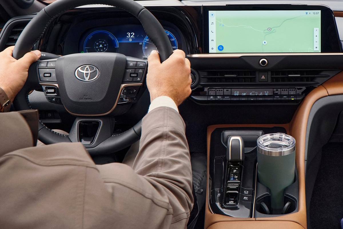 تويوتا كراون سيغنيا 2025