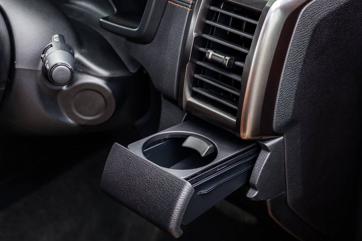 ميتسوبيشي ال 200 2023