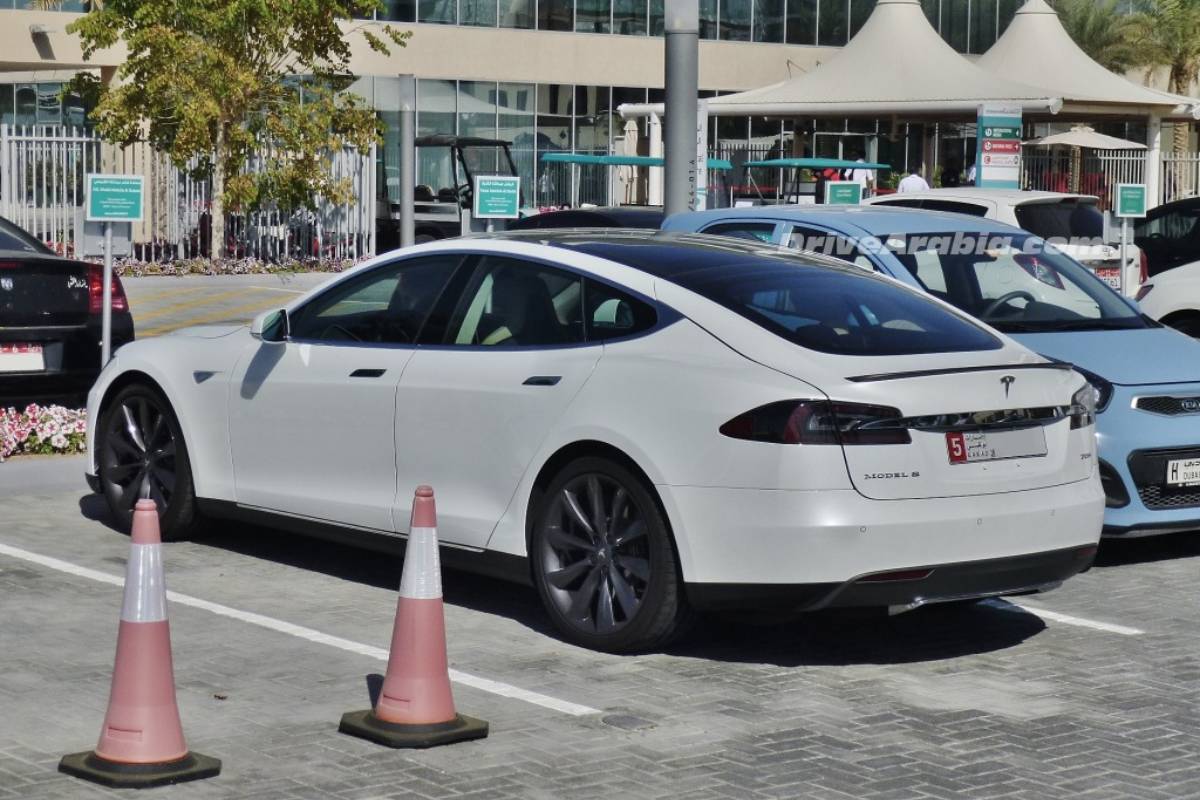 طلب نقل ملكية مركبة من شخص إلى آخر أبوظبي