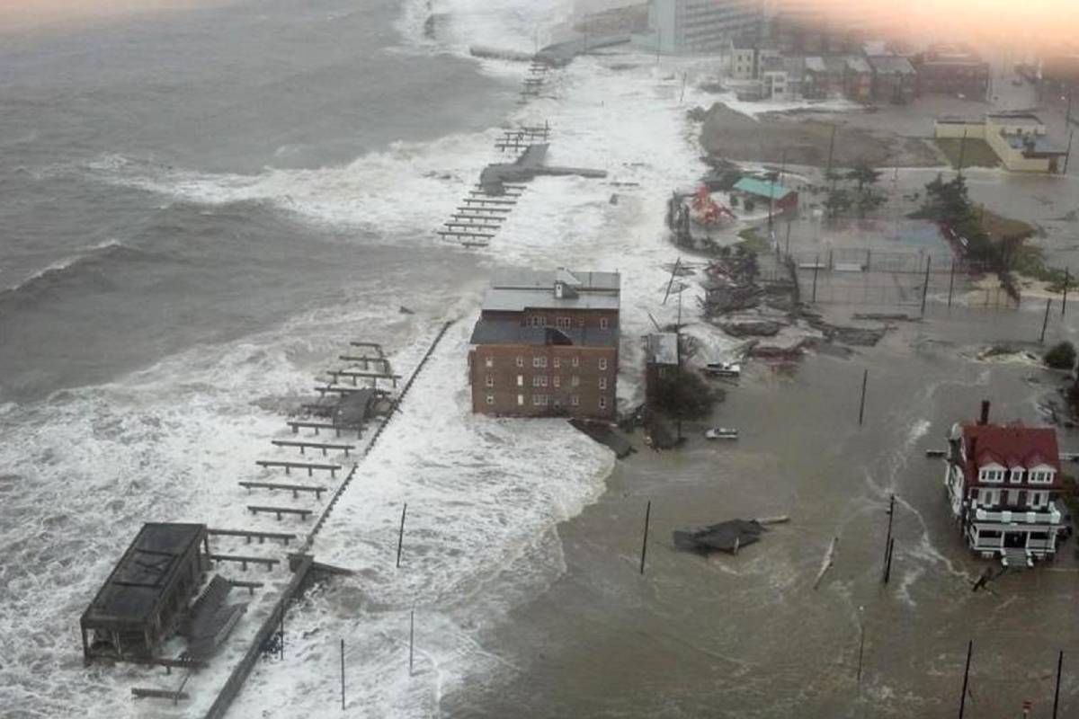 سيارات على الشاطئ