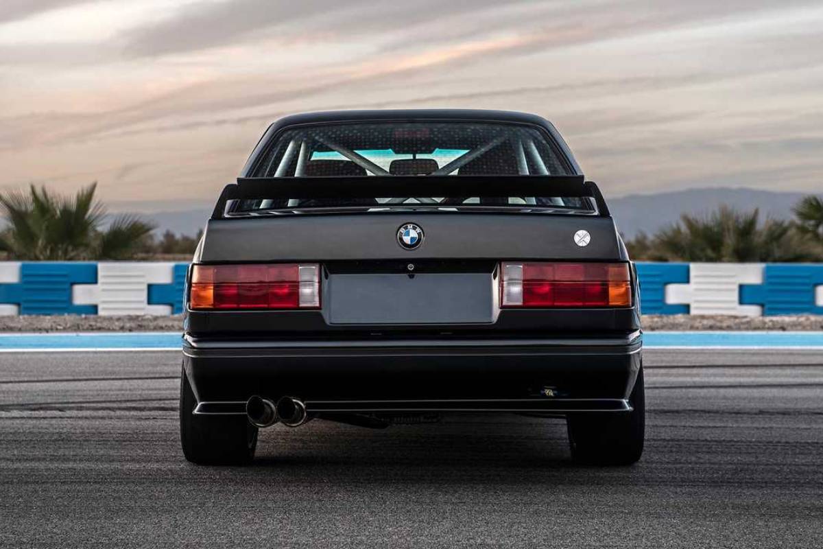 عادم السيارة