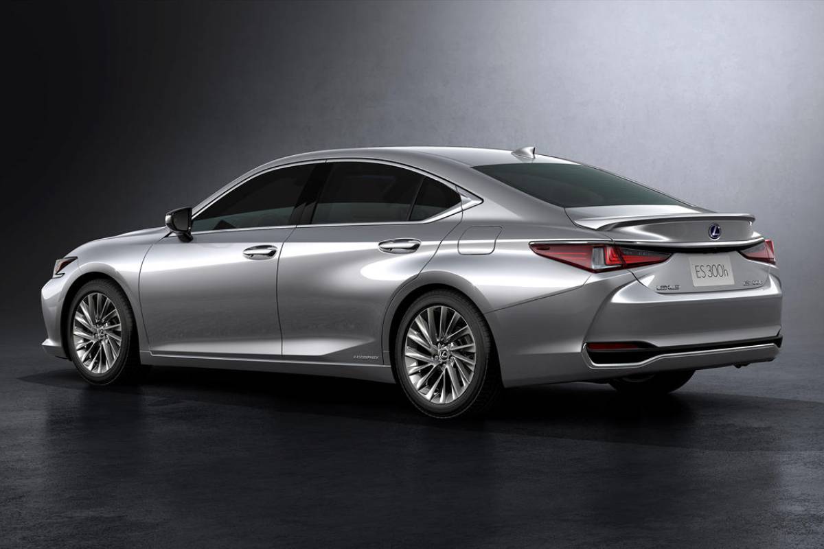 لكزس اي اس 2023