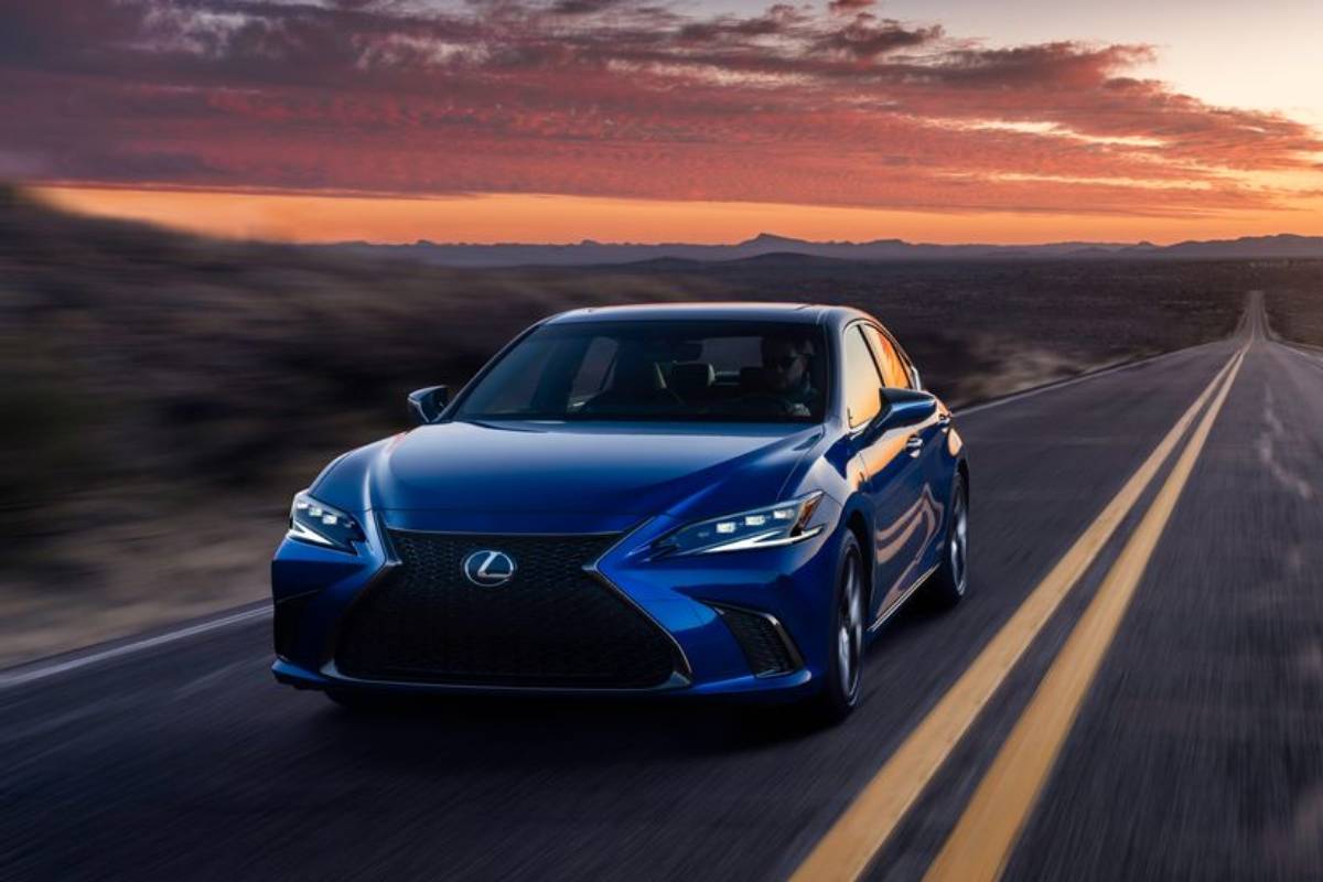 لكزس اي اس 2023