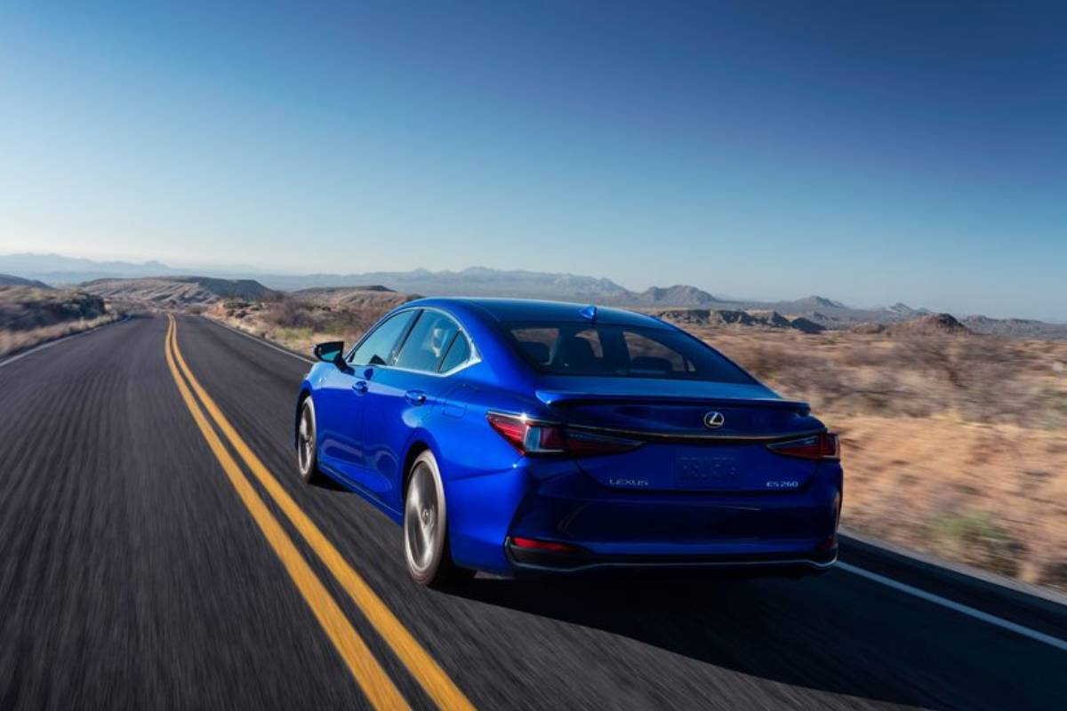 لكزس اي اس 2023