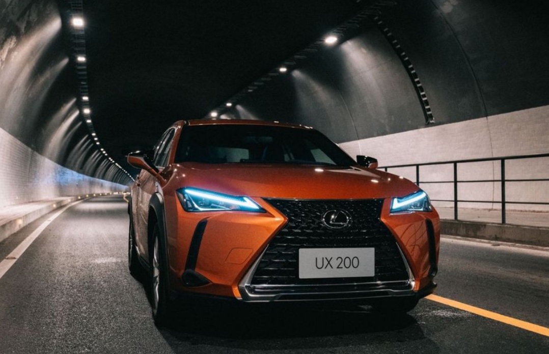 لكزس يو اكس 200