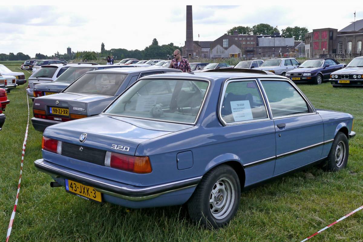 سيارة ايلون ماسك