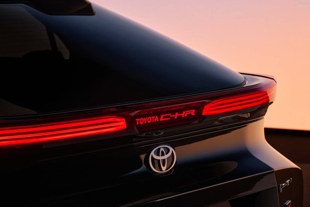 تويوتا سي اتش ار 2024