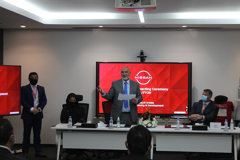 توزيع جوائز للفائزين