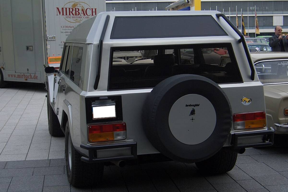 لامبورجيني أل أم 002