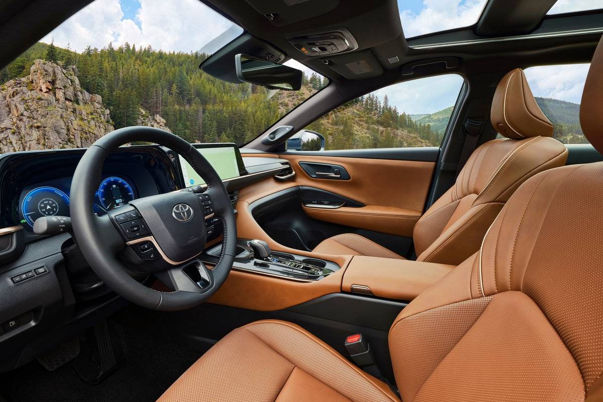 تويوتا كراون سيغنيا 2025