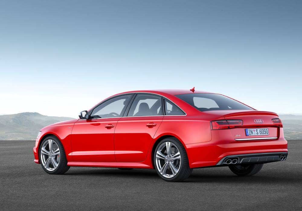 سيارة اودي اس 6 من الخلف