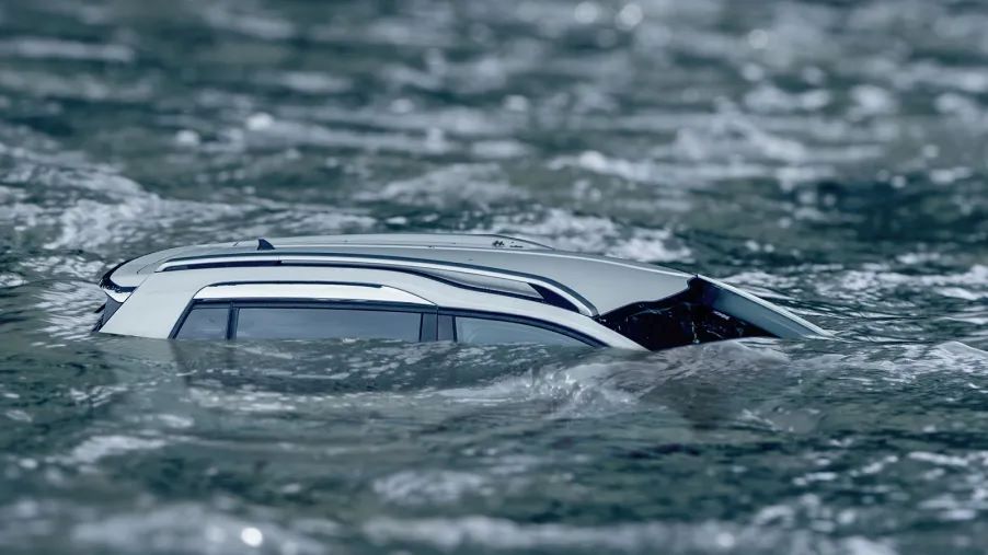 غرق السيارة