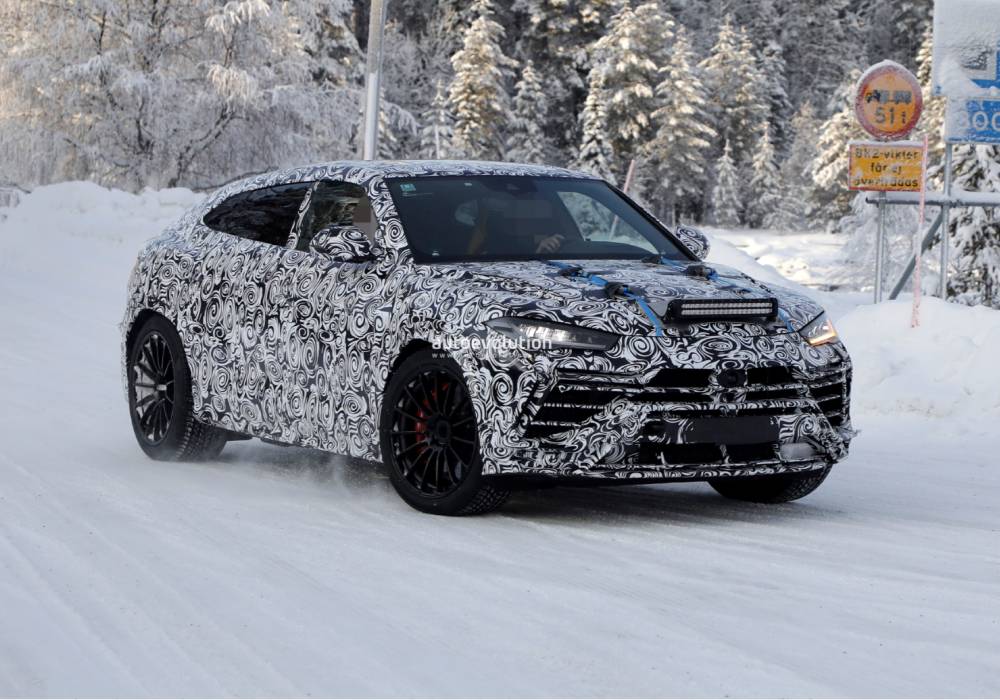 سيارة لامبورغيني اوروس ايفو 2022 من الأمام