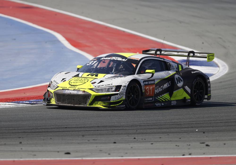 سيارة Audi R8 LMS في السباق