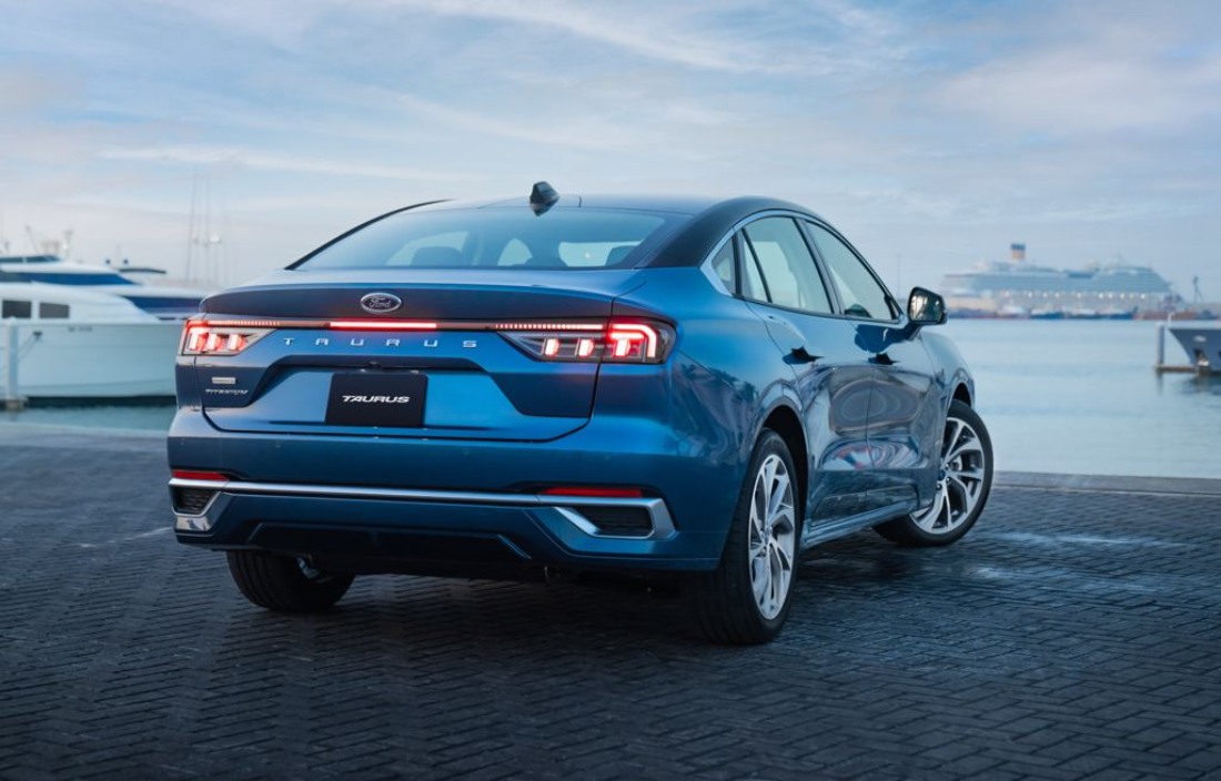 فورد توروس من الخارج خلفي