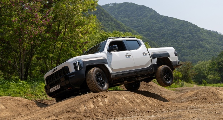 كيا تاسمان مقابلة خارجي