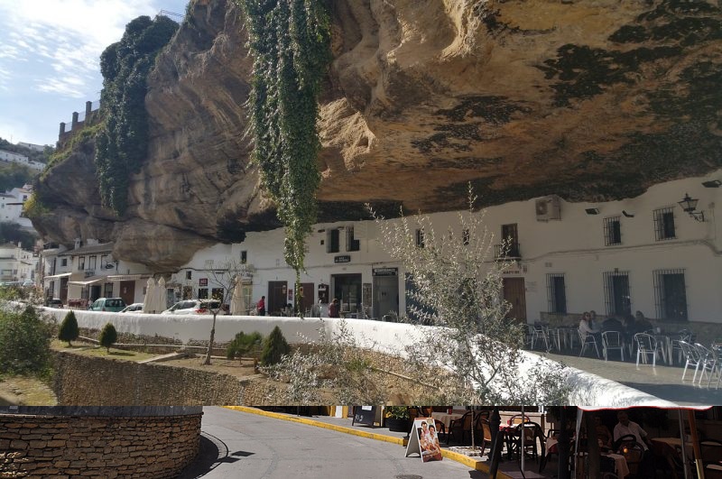 بيوت تحت الصخرة