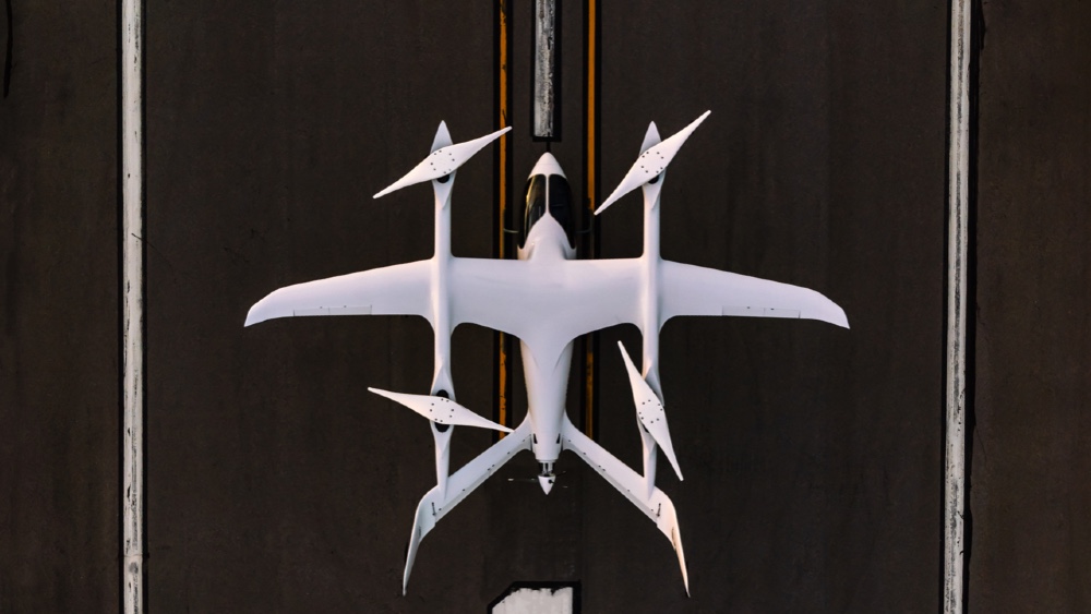 طائرة كهربائية كبيرة وغريبة