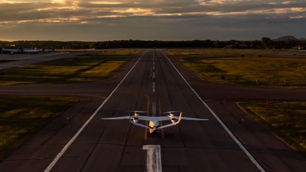 طائرة كهربائية كبيرة وغريبة