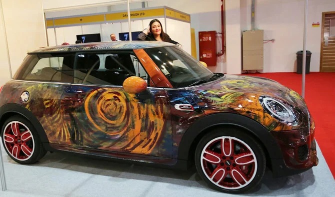 اول فنانة تجريدية تعرض رسوماتها على السيارات