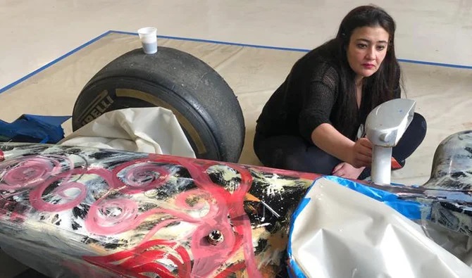 سيارة فورمولا 1 اول فنانة تجريدية تعرض رسوماتها على السيارات