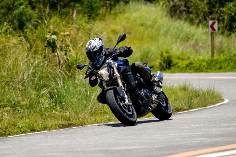 دراجة نارية 800 سي سي