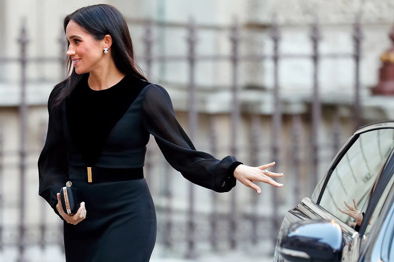 ميغان ماركل تغلق السيارة